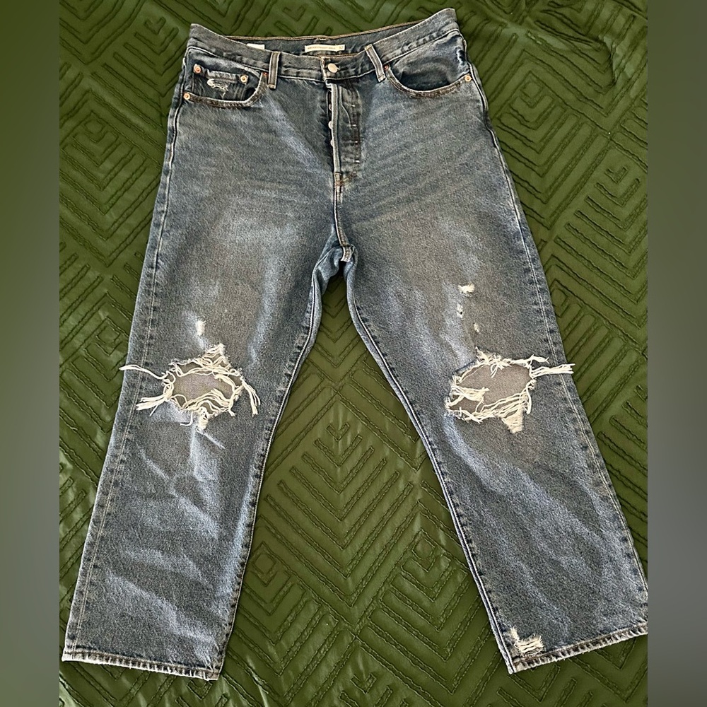 Levi’s Ribcage Distressed Straight Cropped